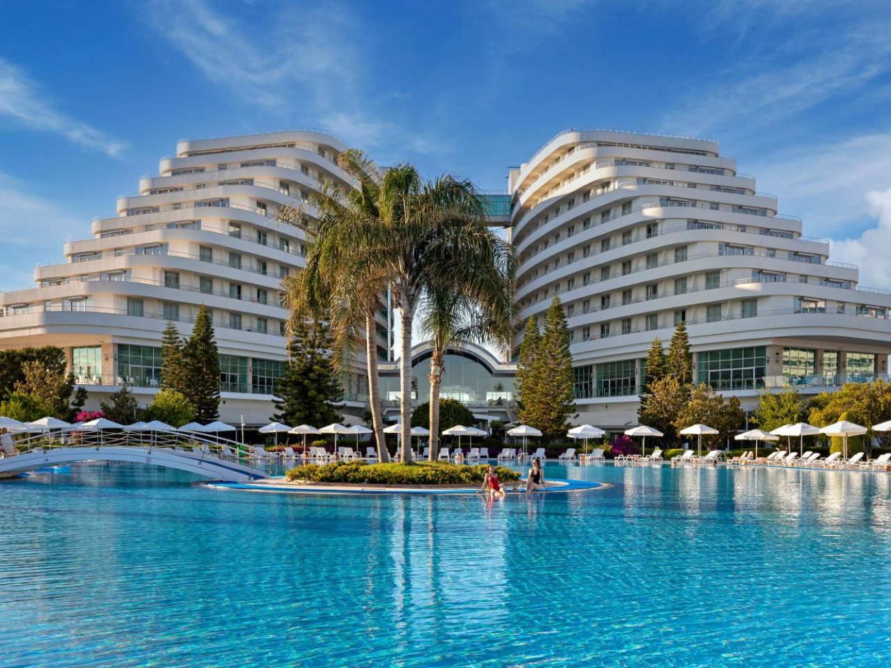 Miracle Resort Hotel Lara mit großer Poollandschaft und geschwungener Architektur