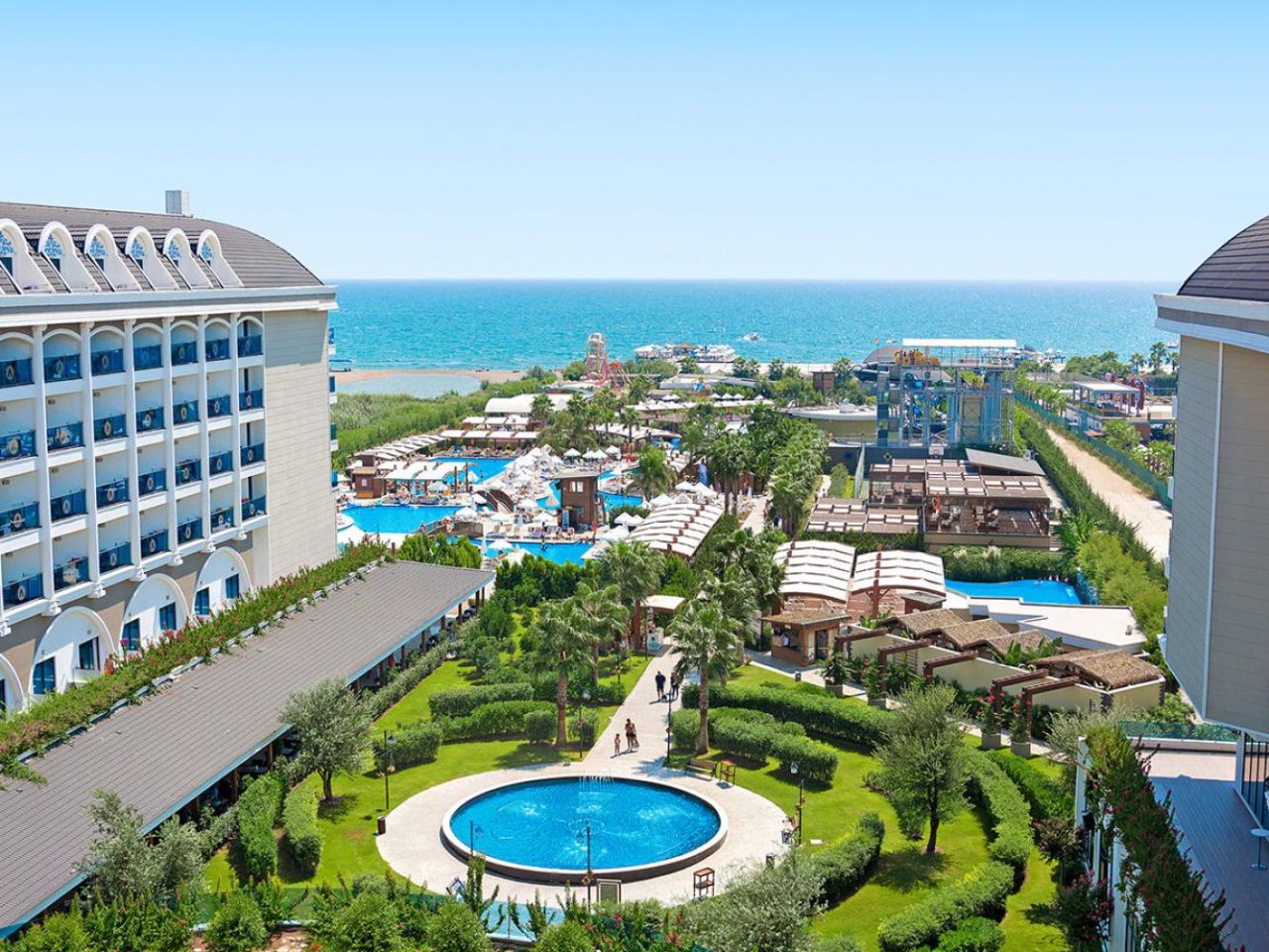 Adalya Elite Lara Hotel mit Garten, Pool und Meerblick aus der Luft