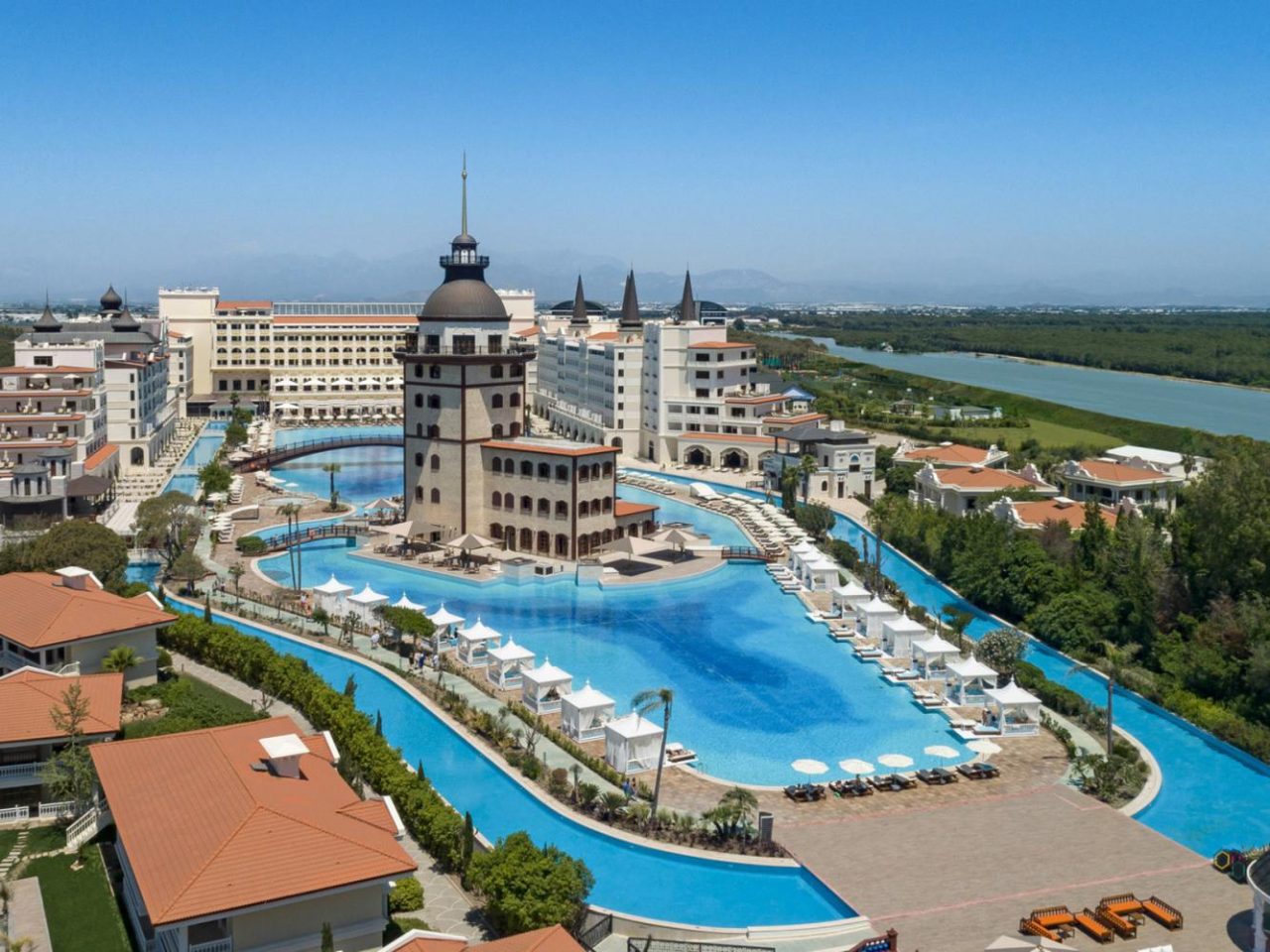 Titanic Mardan Palace großes Resort mit großer Poollandschaft aus der Luft