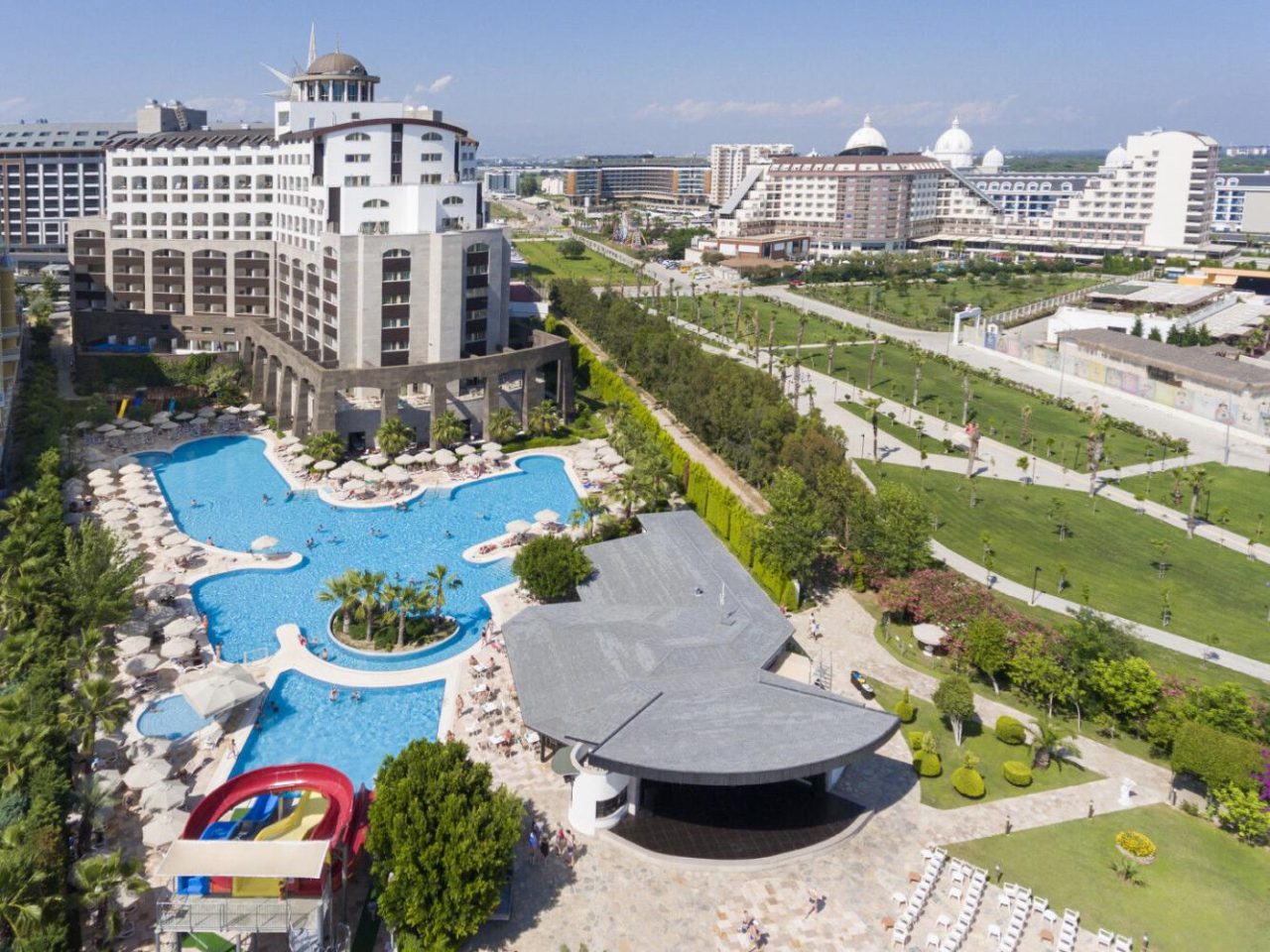 Melas Lara Hotel Lara mit Pool, Wasserrutsche und Parkanlage aus der Luft