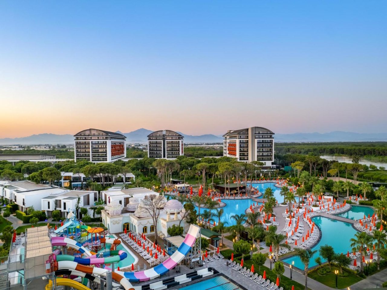 Trendy Lara Hotel Resort mit Aquapark und Poollandschaft bei Sonnenuntergang