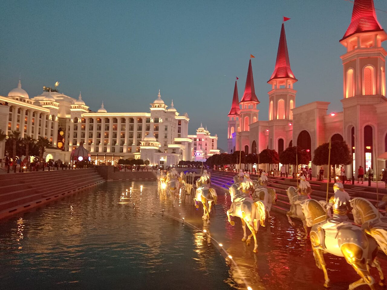 Land of Legends Themenpark in Belek bei Antalya am Abend