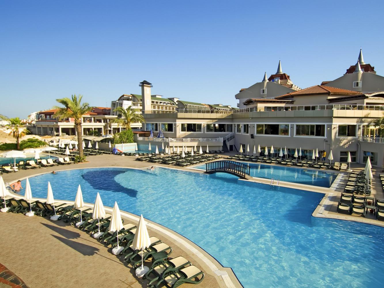 Aydinbey Famous Resort in Belek mit Sandstrand und Familienpool