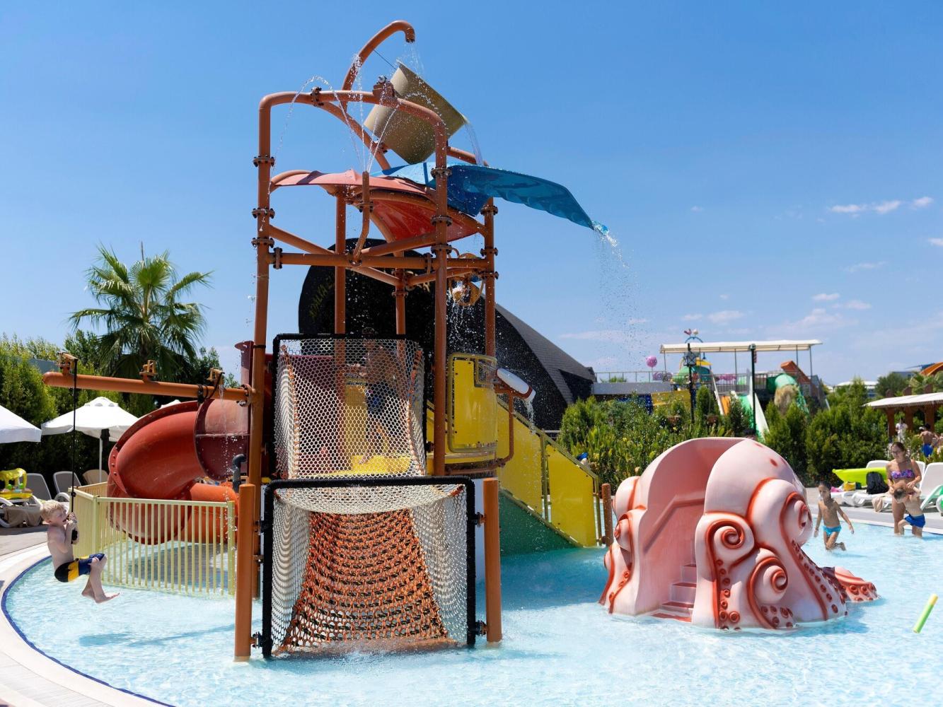 Aquapark im Adalya Elite Lara mit Wasserrutschen und Kinderspielbereich