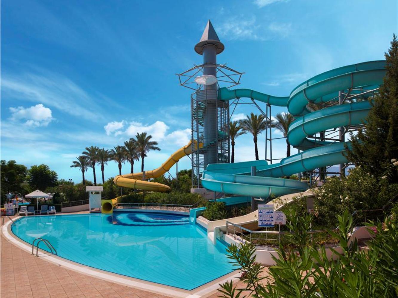 Wasserrutschen und flaches Kinderbecken im Aquapark eines Familienhotels