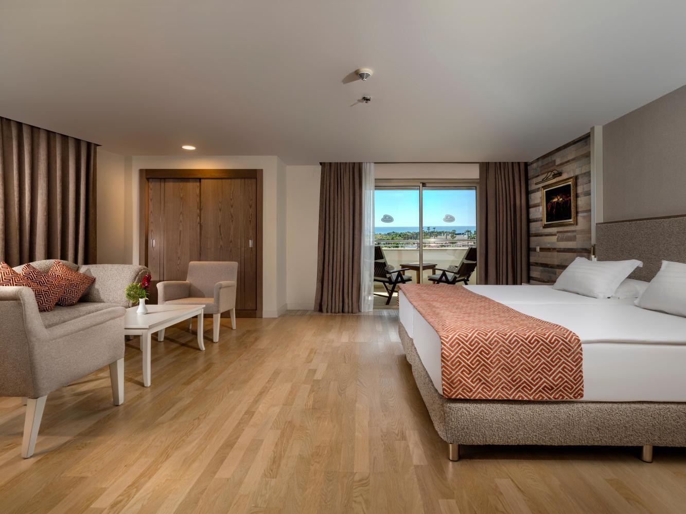 Familienzimmer im Melas Lara Hotel mit Sitzecke und Meerblick-Balkon