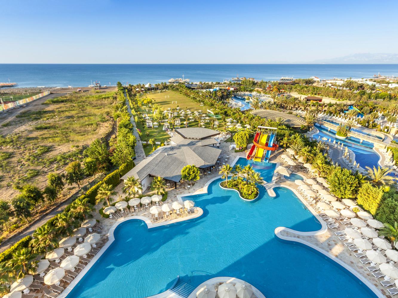 Poolanlage im Melas Lara Hotel mit Wasserrutschen direkt am Meer