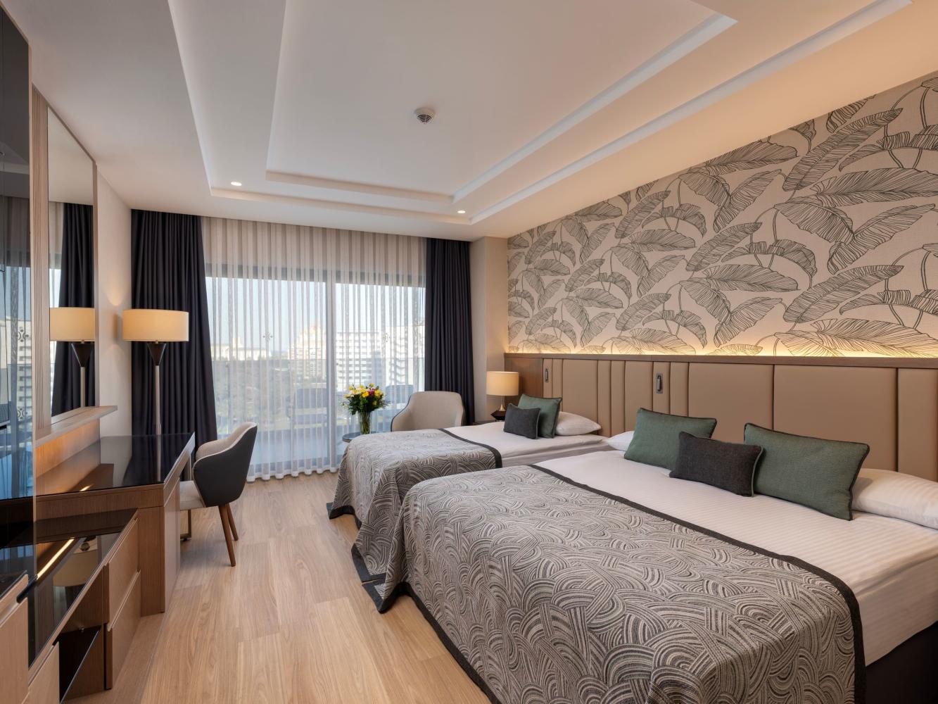 Familienzimmer im Miracle Resort Hotel mit zwei Betten und Balkon