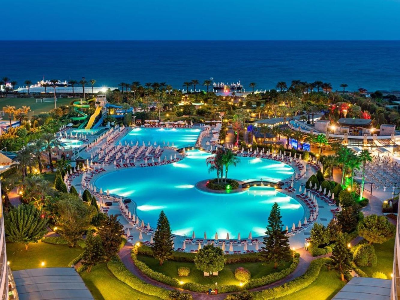 Poolanlage im Miracle Resort Hotel direkt am Meer
