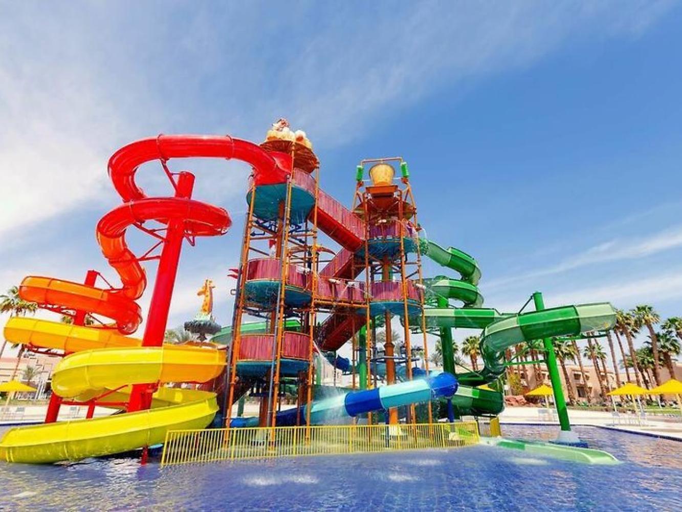 Rutschenturm im Aquapark des Beach Albatros Resort in Hurghada mit roten, gelben und grünen Rutschen