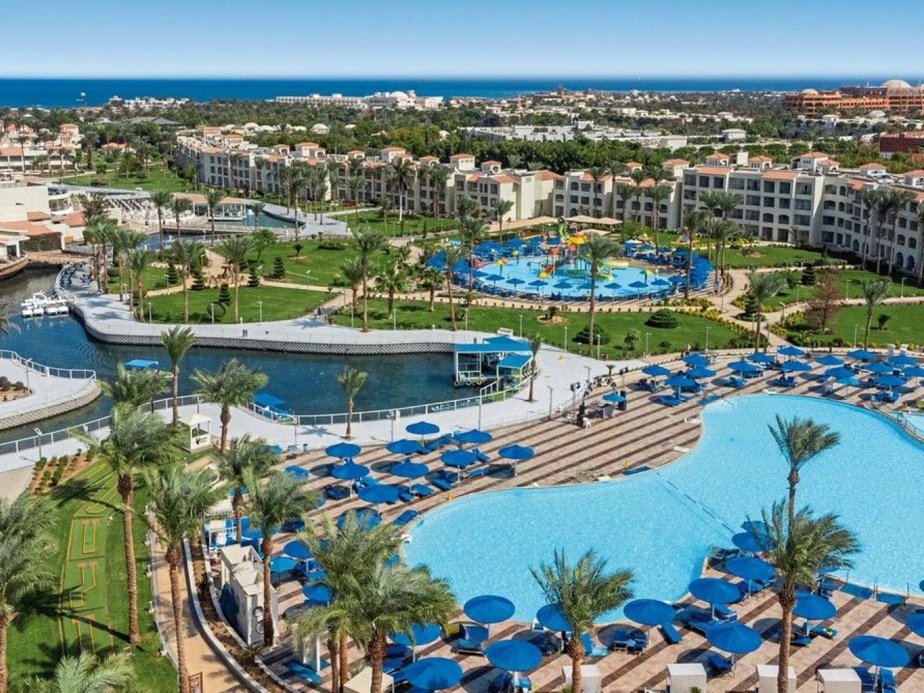 Pickalbatros Dana Beach Resort in Hurghada aus der Luft, Lagune, Kinderpool mit Rutschen und große Poollandschaft vor den Hotelgebäuden