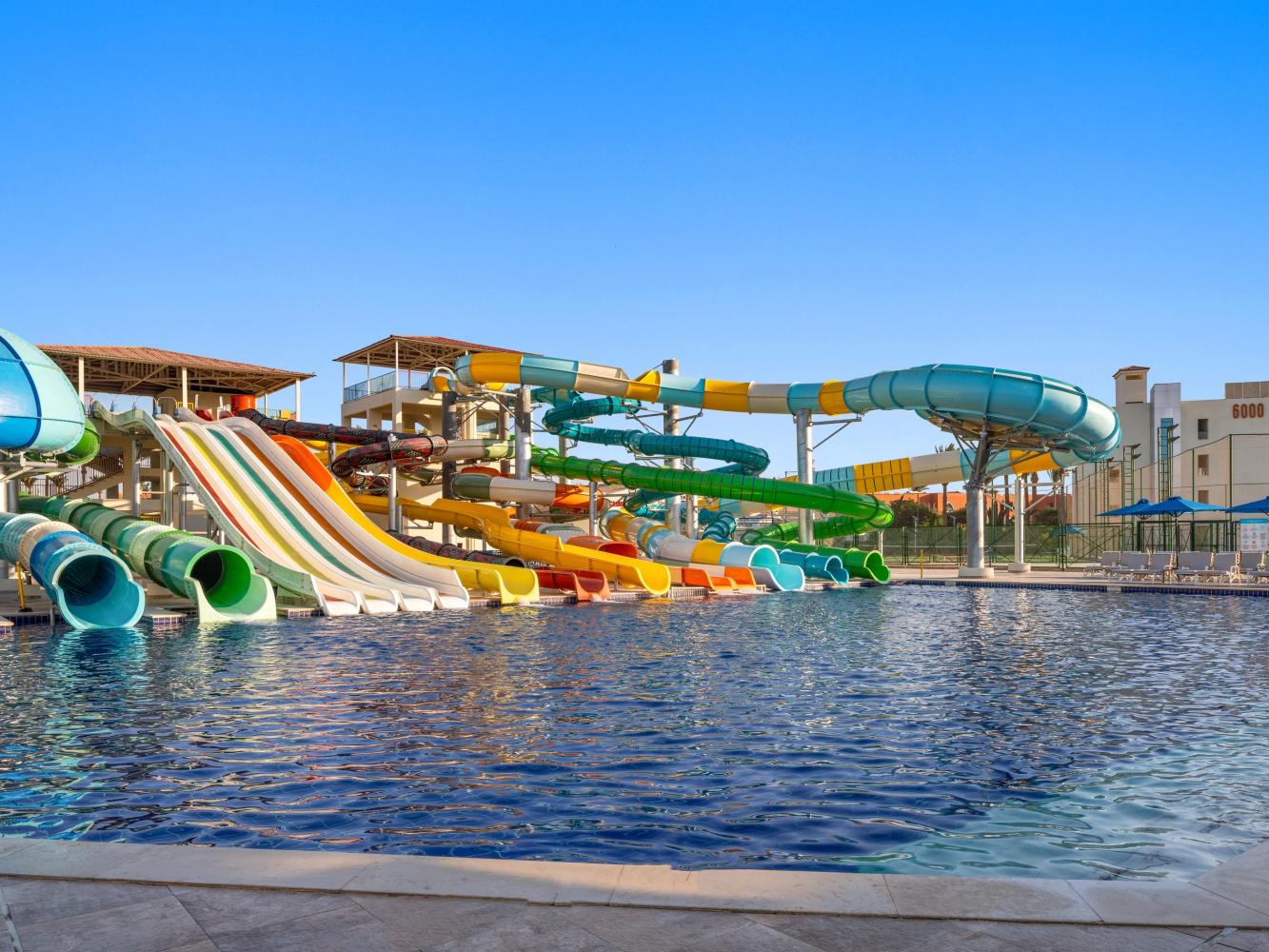 Aquapark des Pickalbatros Dana Beach Resort in Hurghada, bunte Rutschen enden in einem großen Pool