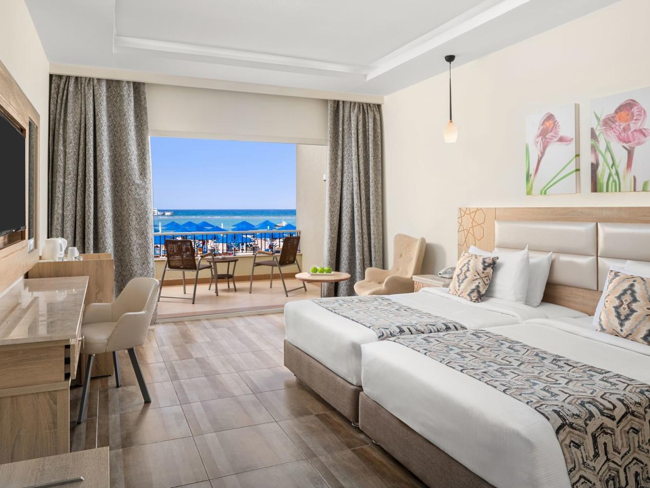 Familienzimmer im Pickalbatros Dana Beach Resort in Hurghada mit zwei Betten und Balkon mit Blick auf Strand und Rotes Meer