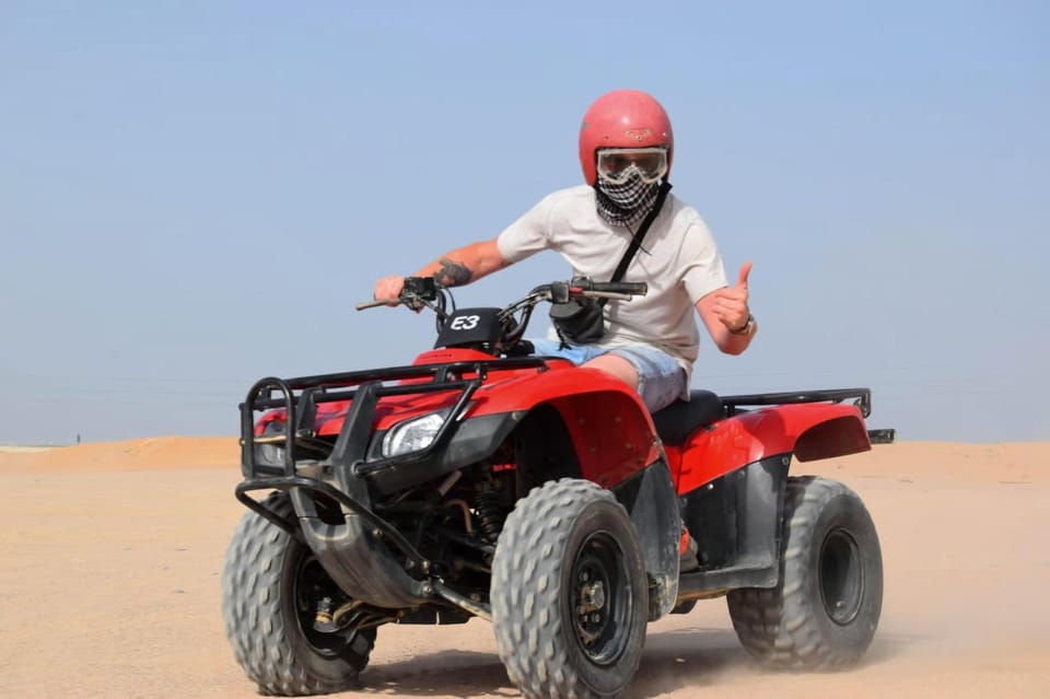 Wüstentour hinter Hurghada, Quads und Kamele in der Sandwüste