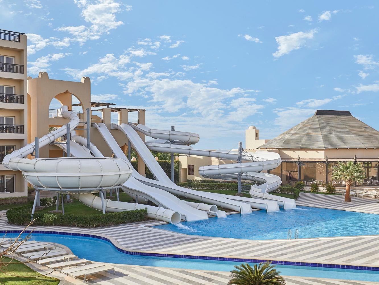 Rutschen des Steigenberger Aqua Magic in Hurghada, weiße Rutschen führen in einen Pool vor dem Hotelgebäude