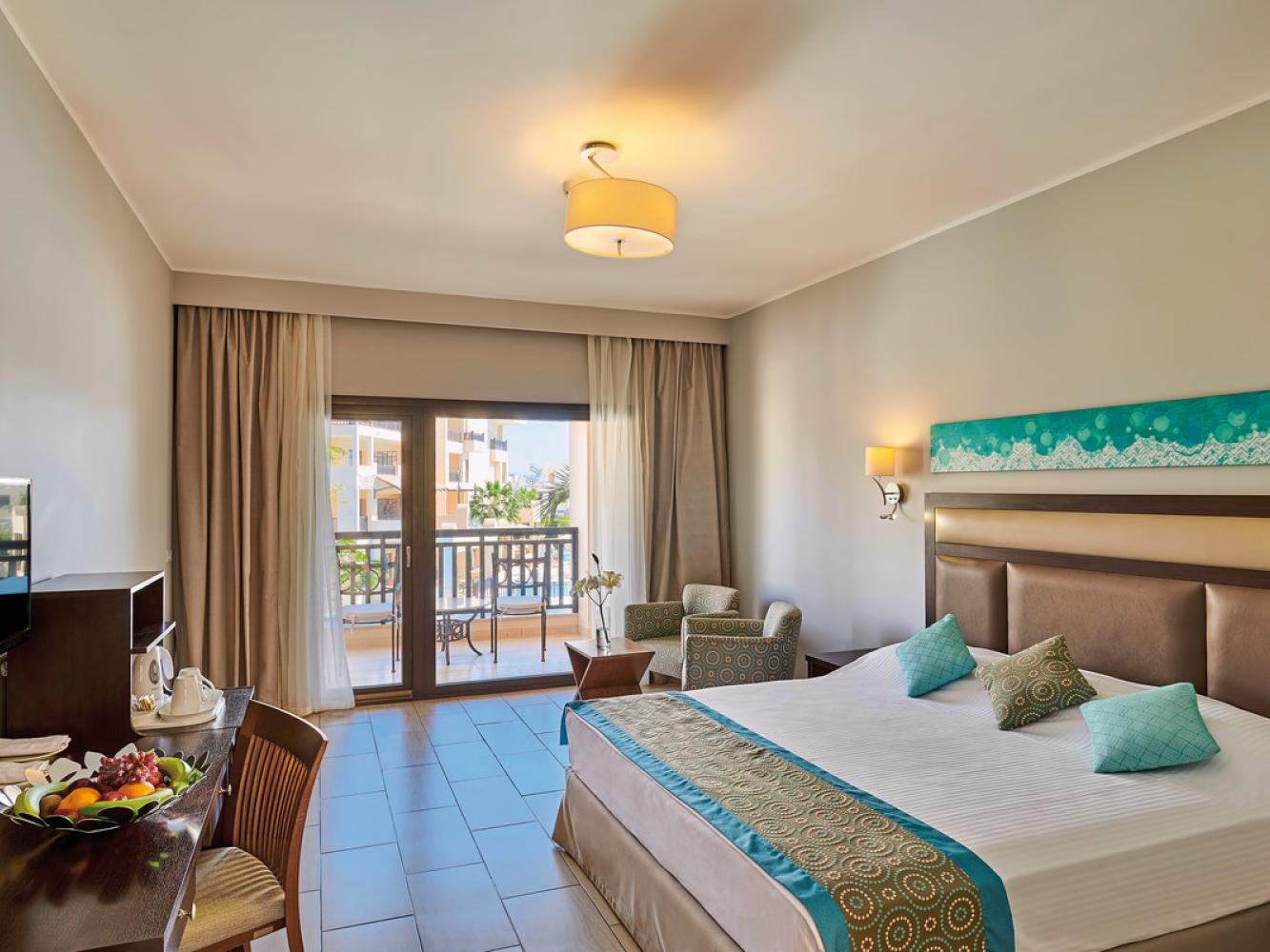 Familienzimmer im Steigenberger Aqua Magic in Hurghada mit Doppelbett, Sitzecke und Balkon zur Poolanlage