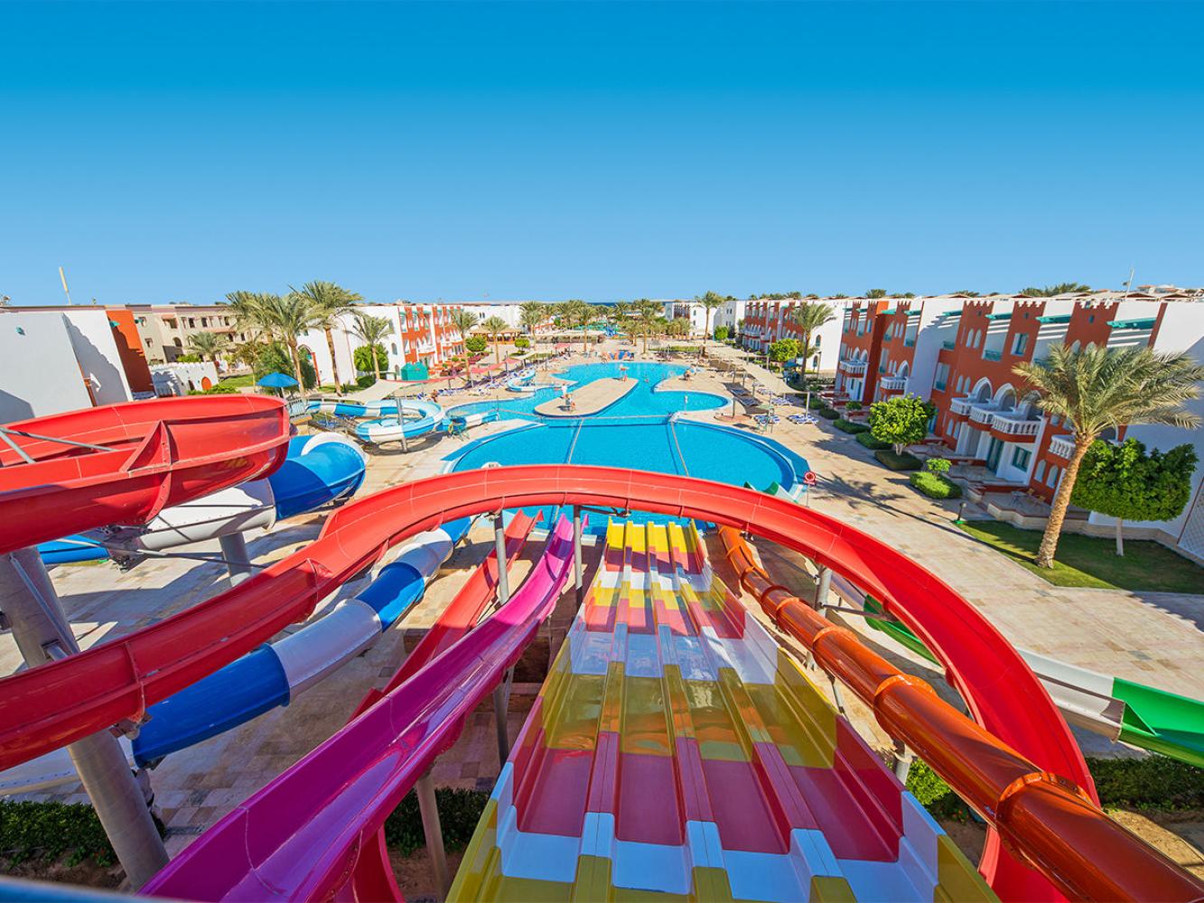 Aqua Park des SUNRISE Garden Beach Resort in Hurghada, Blick von oben über die bunten Rutschen auf die Poollandschaft