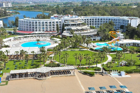 Familie am Strand in Antalya, Türkei
