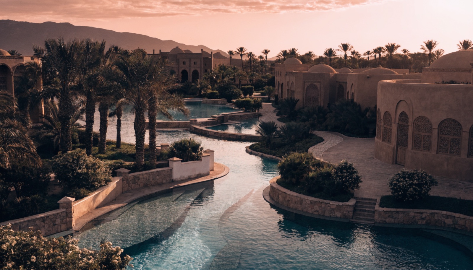 JAZ Aquamarine Resort Hurghada Pool zur goldenen Stunde — Familienurlaub Oktober